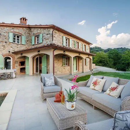 Villa Grema, A With Infinity Pool Loppeglia